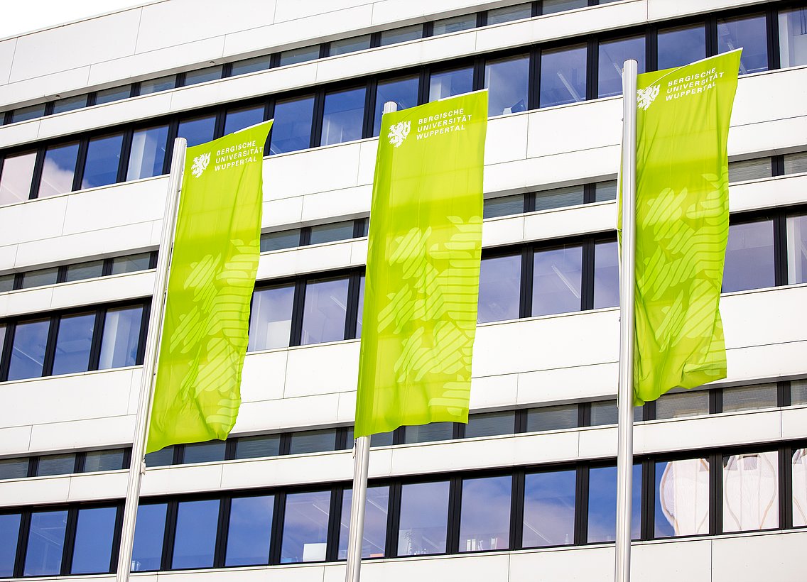 Flaggen vor einem Gebäude der Uni Wuppertal